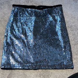 🤍silver skirt! zipper works! super stylish! never worn! goes well with lots! 🤍